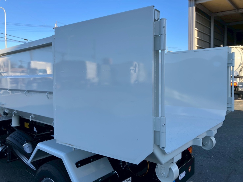 コンテナのリヤゲートは観音開き式です。|三菱 キャンター 2RG-FBAV0(2WD)の写真9
