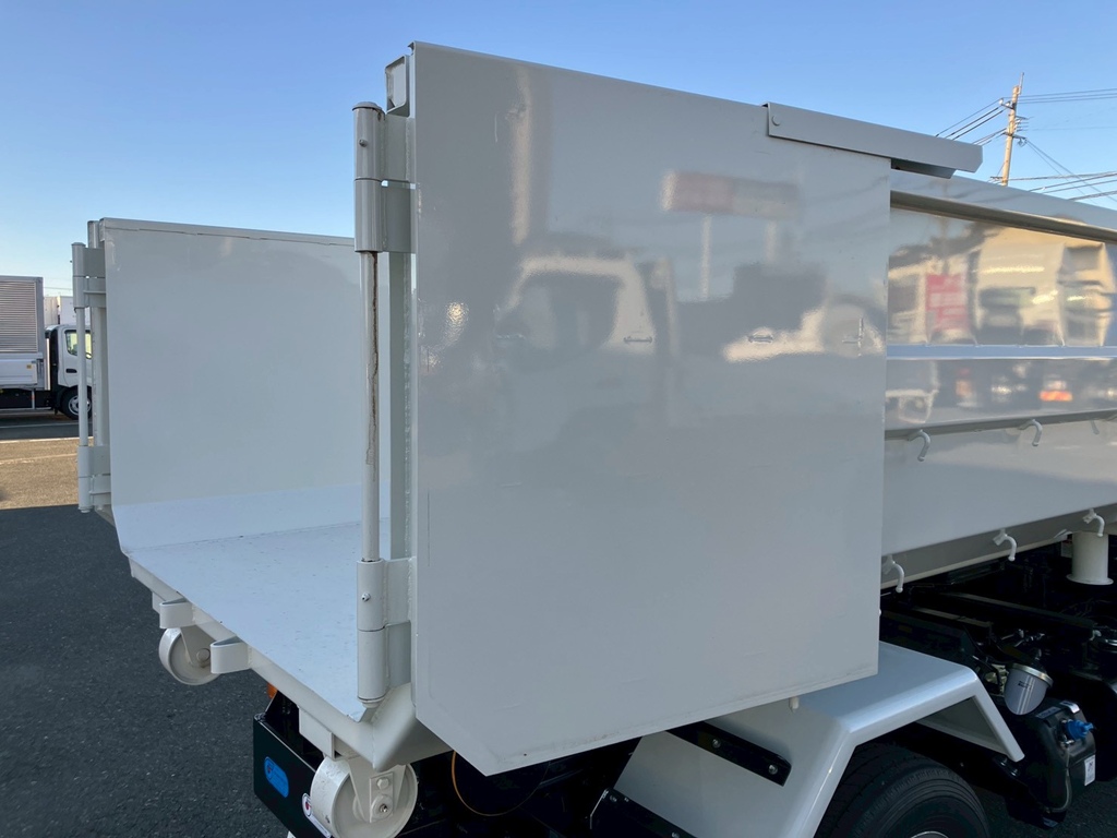 コンテナのリヤゲートは観音開き式です。|三菱 キャンター 2RG-FBAV0(2WD)の写真10