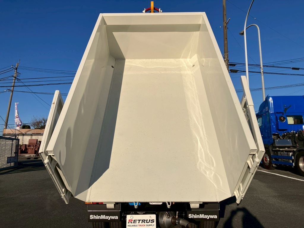 床は鉄板です。|三菱 キャンター 2RG-FBAV0(2WD)の写真11