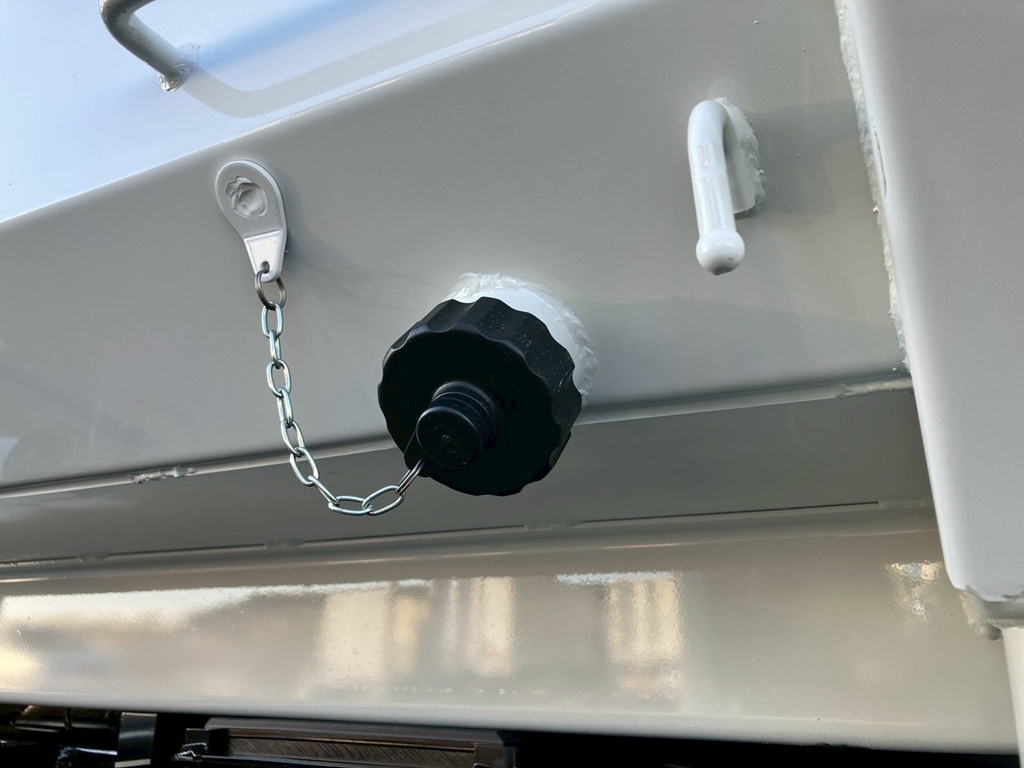 コンテナ前方左右に水抜き穴があります。|三菱 キャンター 2RG-FBAV0(2WD)の写真14