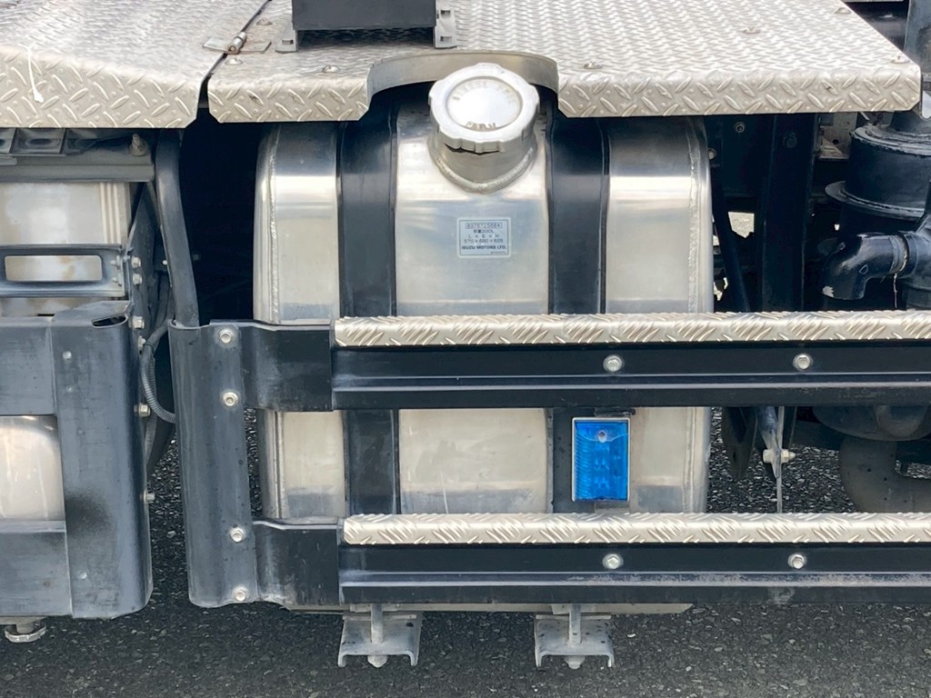 燃料タンクはアルミの200Lです|いすゞ ギガ 2PG-EXD52CEの写真21