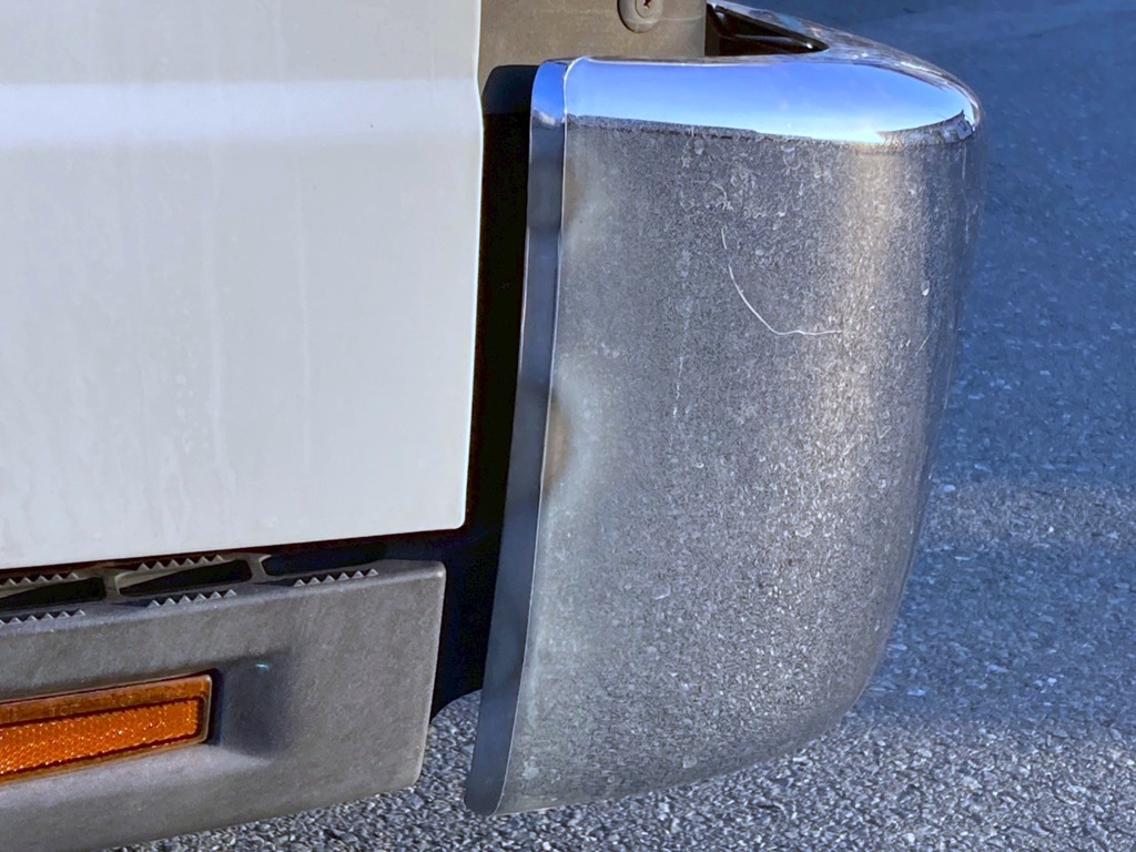 フロントバンバーに凹みがあります|三菱 キャンター TPG-FEB80(2WD)の写真13