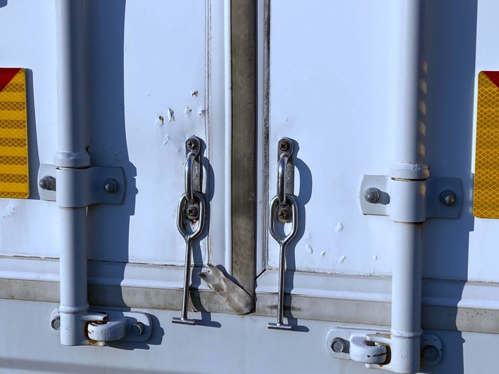 リア観音ドアに腐食穴が有ります|三菱 キャンター TPG-FEB80(2WD)の写真24