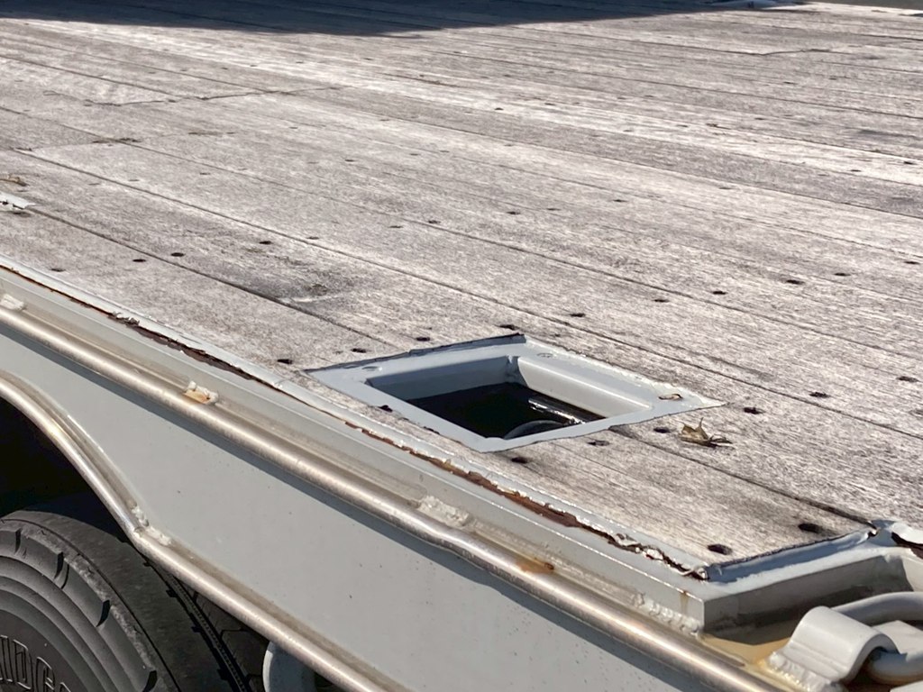 床板の浮きがところどころに有ります|三菱 スーパーグレート 2KG-FS70HZの写真23