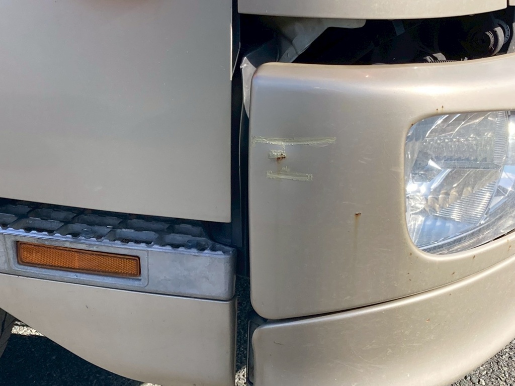 フロントバンバー右コーナーにすり傷が有ります|日野 レンジャー TKG-FD7JMAG(2WD)の写真16