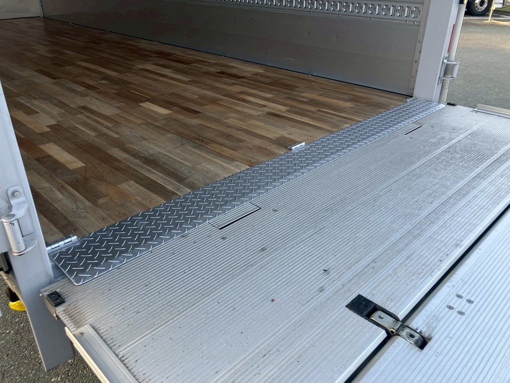 ボディーに渡り板がついています。|三菱 ファイター 2KG-FK65F(2WD)の写真16