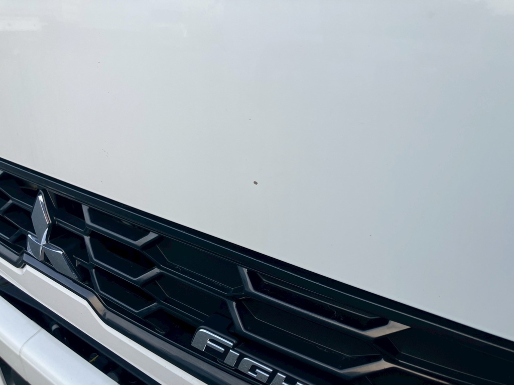 フロントパネルに飛び石があります。|三菱 ファイター 2KG-FK65F(2WD)の写真19