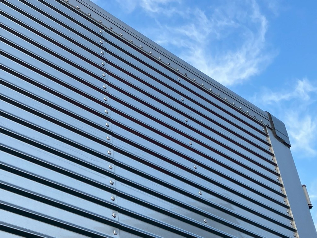 助手席側ボディー後方に凹み、線傷があります。|三菱 ファイター 2KG-FK65F(2WD)の写真20