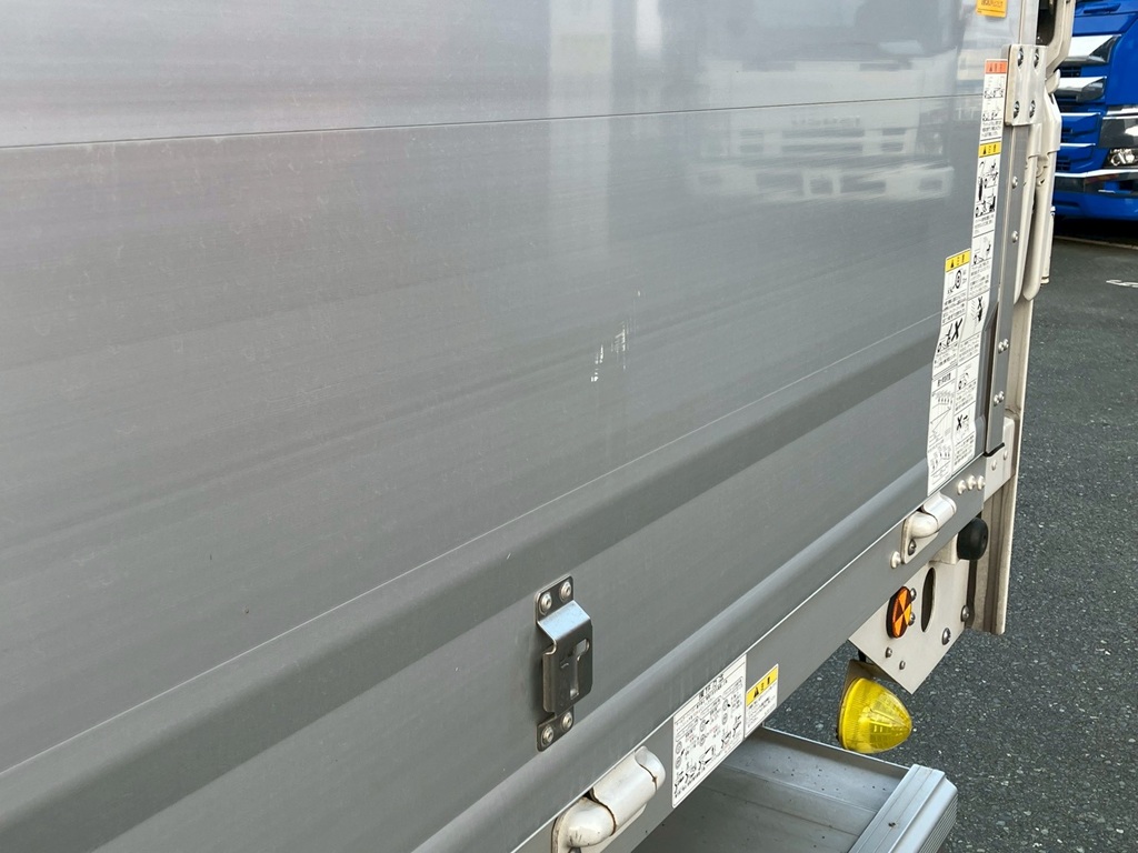 助手席側アオリ後方にスリ傷があります。|三菱 ファイター 2KG-FK65F(2WD)の写真21