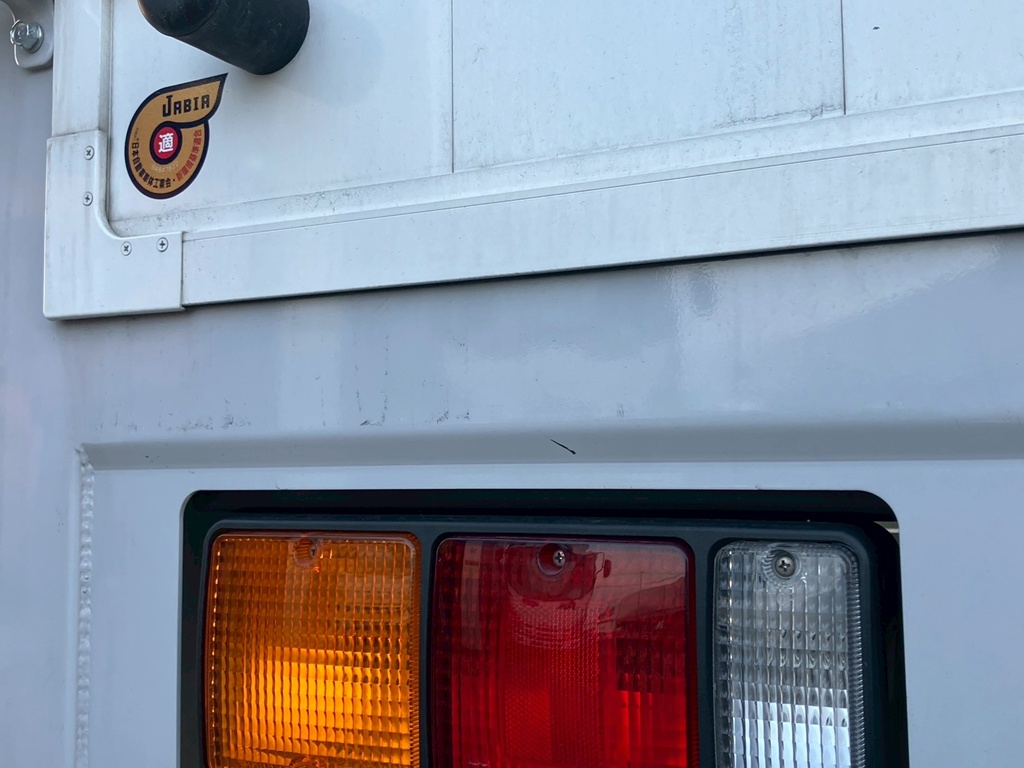 門口下部にスリ傷があります。|三菱 ファイター 2KG-FK65F(2WD)の写真22