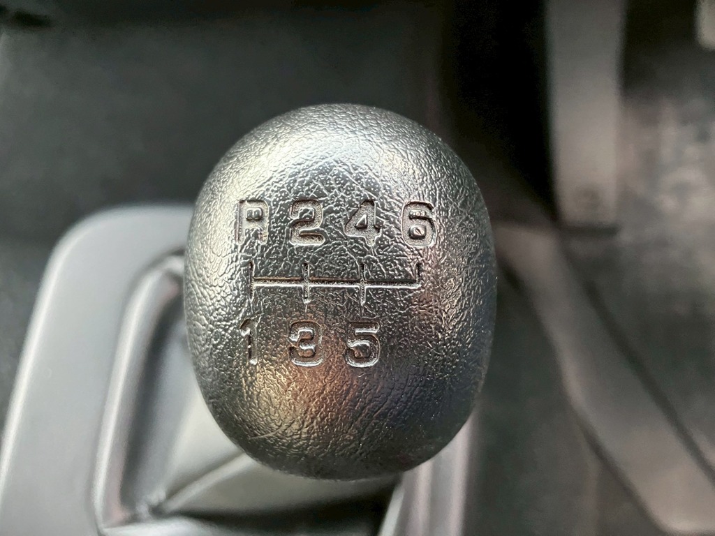 MT6速です。|三菱 ファイター 2KG-FK65F(2WD)の写真31