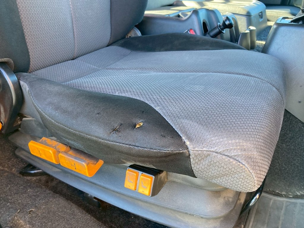 運転気にスレ、破れがあります|日野 プロフィア QDG-SS1EKAAの写真9