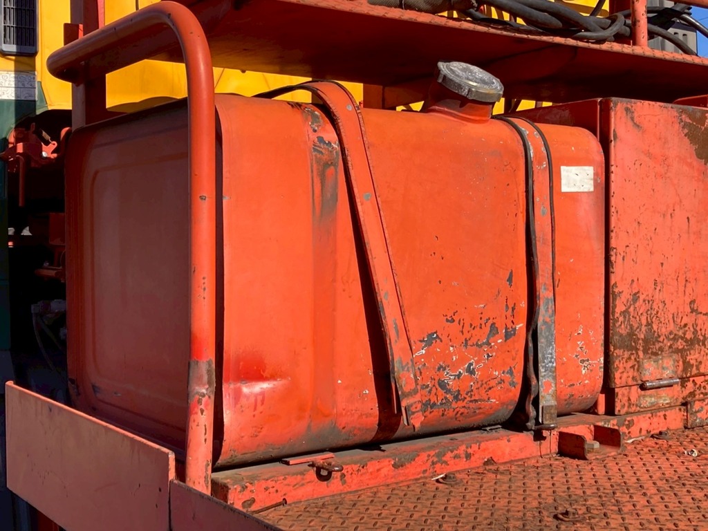 踊場に390Lの燃料タンクが付いてます|日野 プロフィア QDG-SS1EKAAの写真13