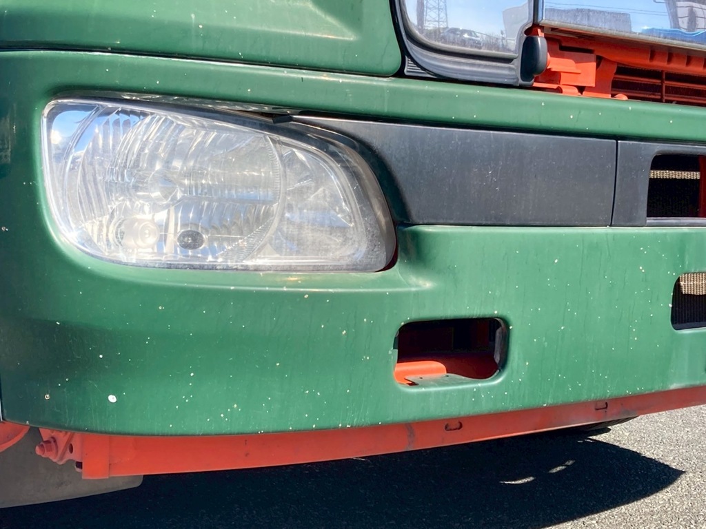 フロントバンバーに飛び石による色剥げが点々と有ります|日野 プロフィア QDG-SS1EKAAの写真19