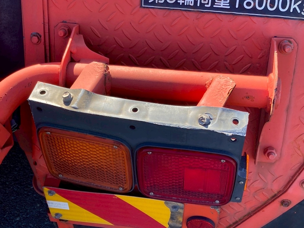 テールランプブラケットに曲り、削れが有ります|日野 プロフィア QDG-SS1EKAAの写真24