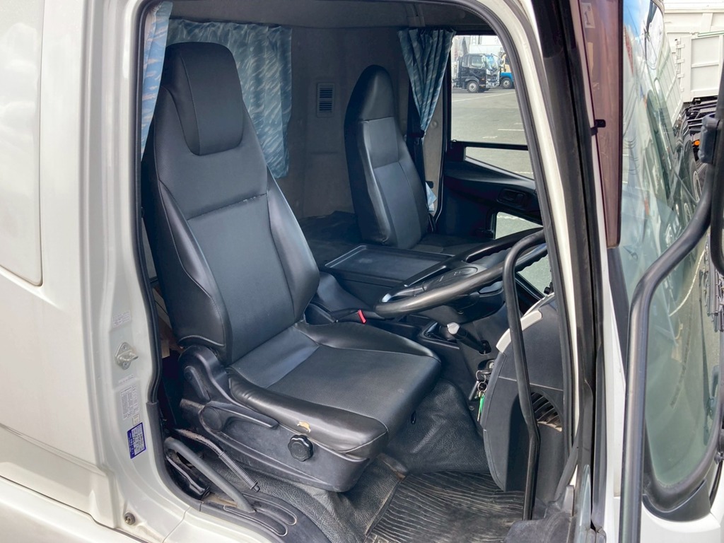 室内|三菱 ファイター 2KG-FK61F(2WD)の写真7