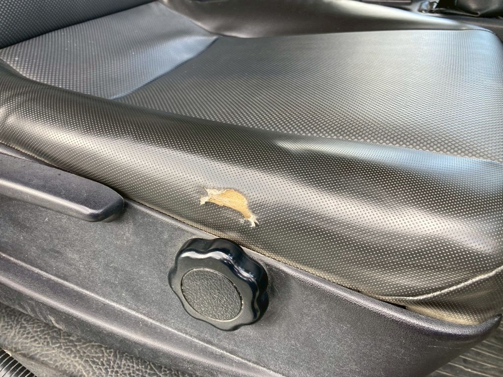 運転席に破れが有ります|三菱 ファイター 2KG-FK61F(2WD)の写真8