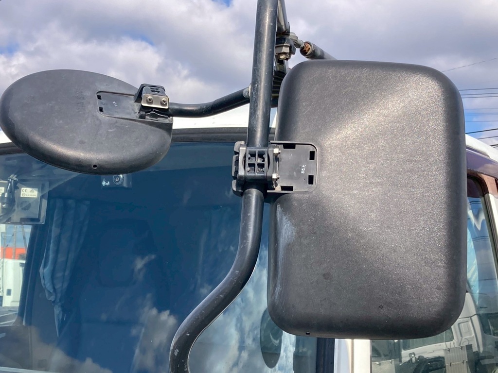 ミラーの止めカバーが欠損|三菱 ファイター 2KG-FK61F(2WD)の写真30