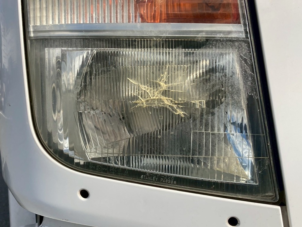 右ヘッドライトレンズにヒビが有ります|三菱 ファイター 2KG-FK61F(2WD)の写真31