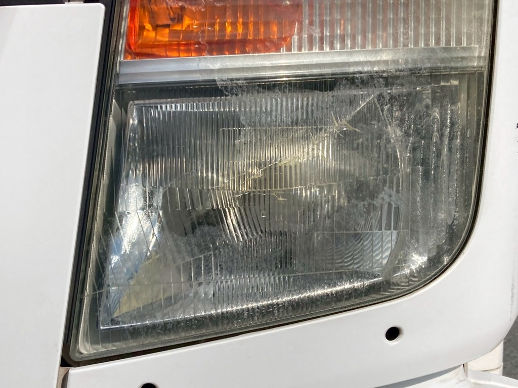 左ヘッドライトレンズにヒビが有ります|三菱 ファイター 2KG-FK61F(2WD)の写真32