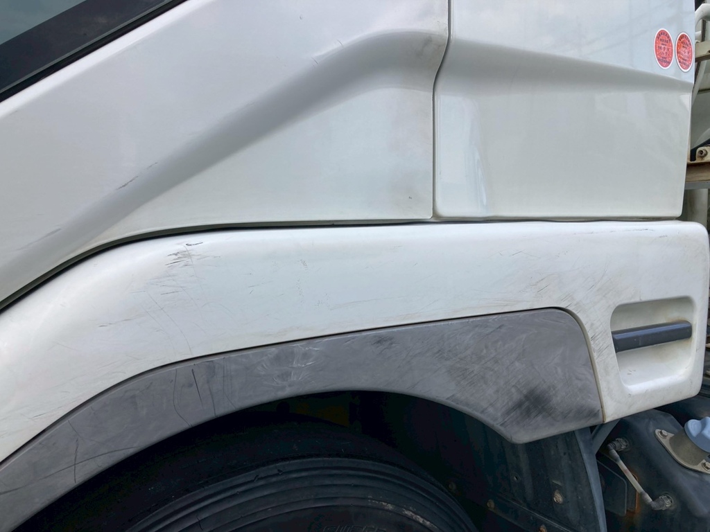 左フェンダーにすり傷|三菱 ファイター 2KG-FK61F(2WD)の写真34