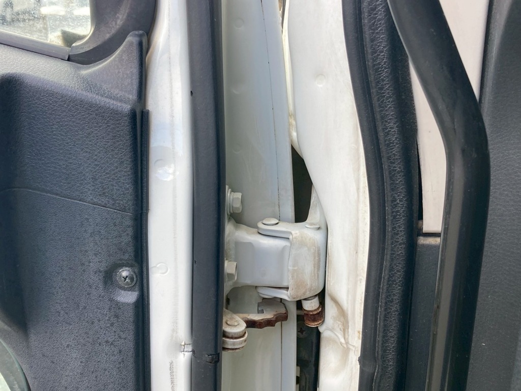 左ドア丁番のリターンスプリングが欠損してます|三菱 ファイター 2KG-FK61F(2WD)の写真35