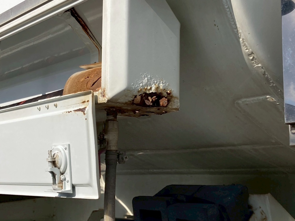 ホース収納ケースに腐食がります|三菱 ファイター 2KG-FK61F(2WD)の写真36