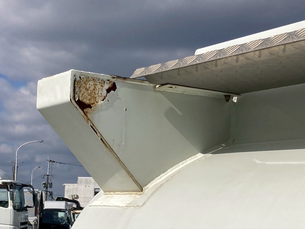 タンク上部踊場横に腐食が有ります|三菱 ファイター 2KG-FK61F(2WD)の写真38