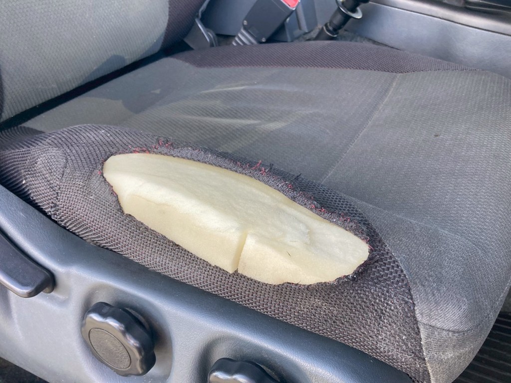 運転席に破れが有ります|三菱 スーパーグレート QKG-FU54VZの写真8