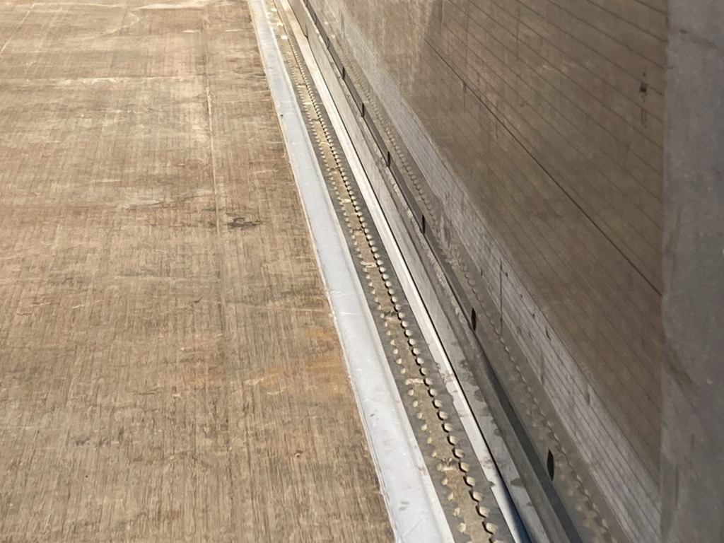 床フックはエアラインレールです|三菱 スーパーグレート QKG-FU54VZの写真13