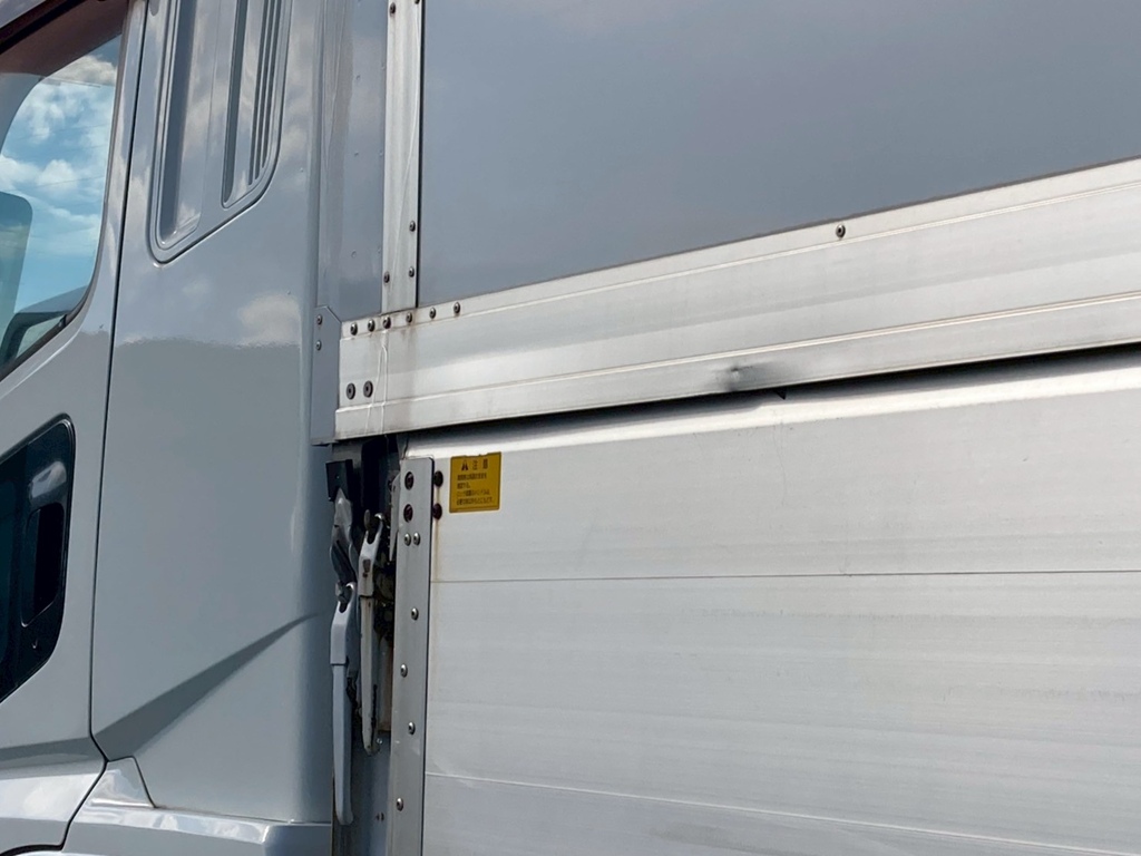 左ウイングコーナーレールに凹み曲りが有ります|三菱 スーパーグレート QKG-FU54VZの写真19