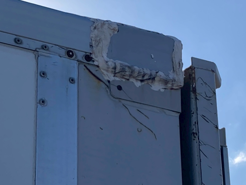 ウイング左後方コーナーにコーキング補修が有ります|三菱 スーパーグレート QKG-FU54VZの写真24