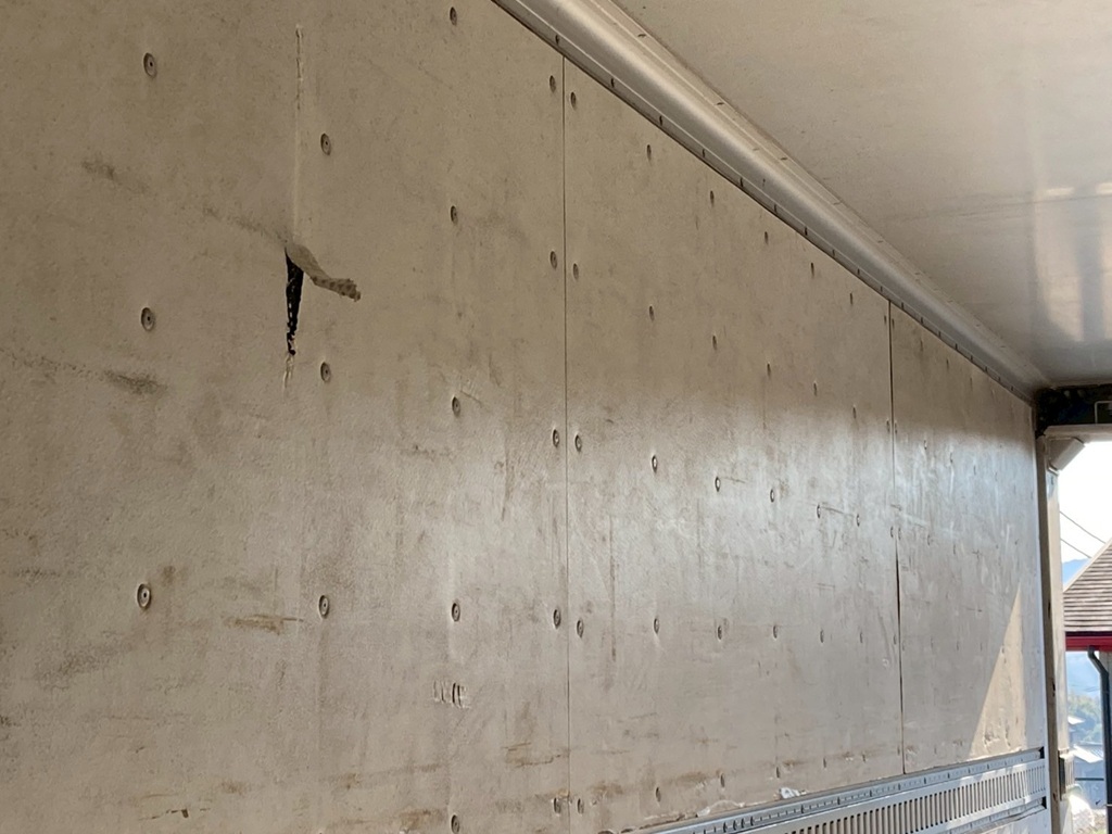 ウイング内張りに切れ破れが有ります|三菱 スーパーグレート QKG-FU54VZの写真25