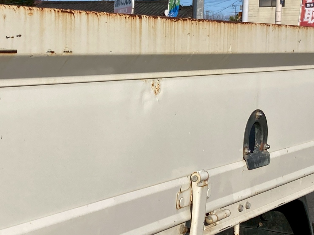 ボディーアオリにすり傷、凹みが有ります|日野 デュトロ 2RG-XZU712M(2WD)の写真19