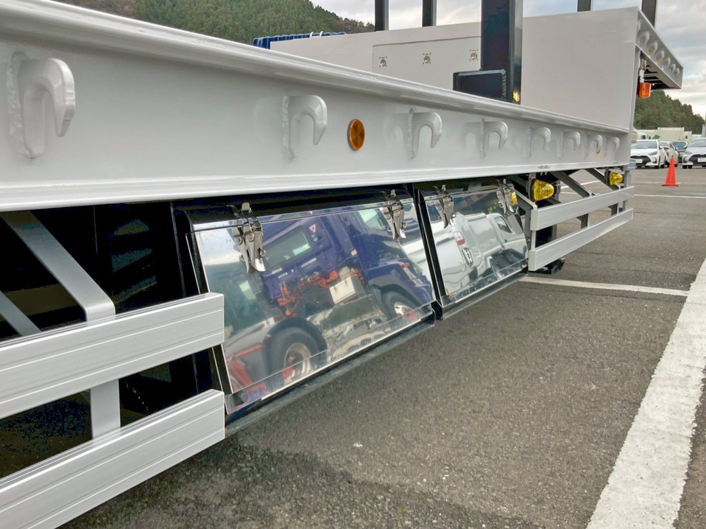 運転席側にステンレス製の工具箱が2つ付いています。|トレクス PLB34114改の写真18