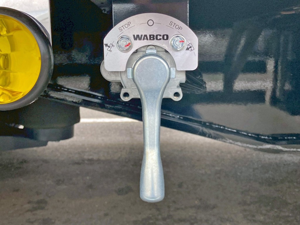 エアサスの昇降レバーです。|トレクス PLB34114改の写真21