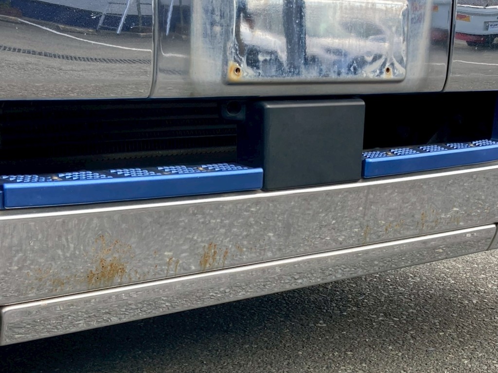 フロントバンバー下部にサビ箇所があります|三菱 スーパーグレート 2PG-FS74HZの写真16