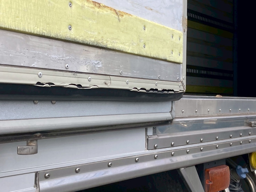 サイドドア下パッキンの割れが有ります|三菱 スーパーグレート 2PG-FS74HZの写真18