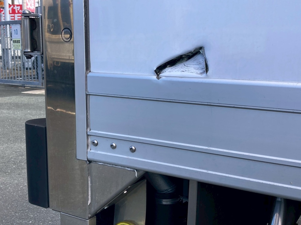 ボディー右後方に穴が開いてます|三菱 スーパーグレート 2PG-FS74HZの写真19