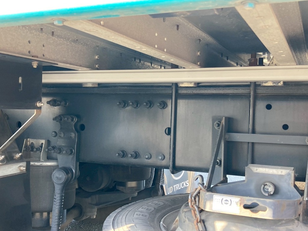 シャシーとネタ組の状態|UDトラックス クオン 2PG-CG5CAの写真6