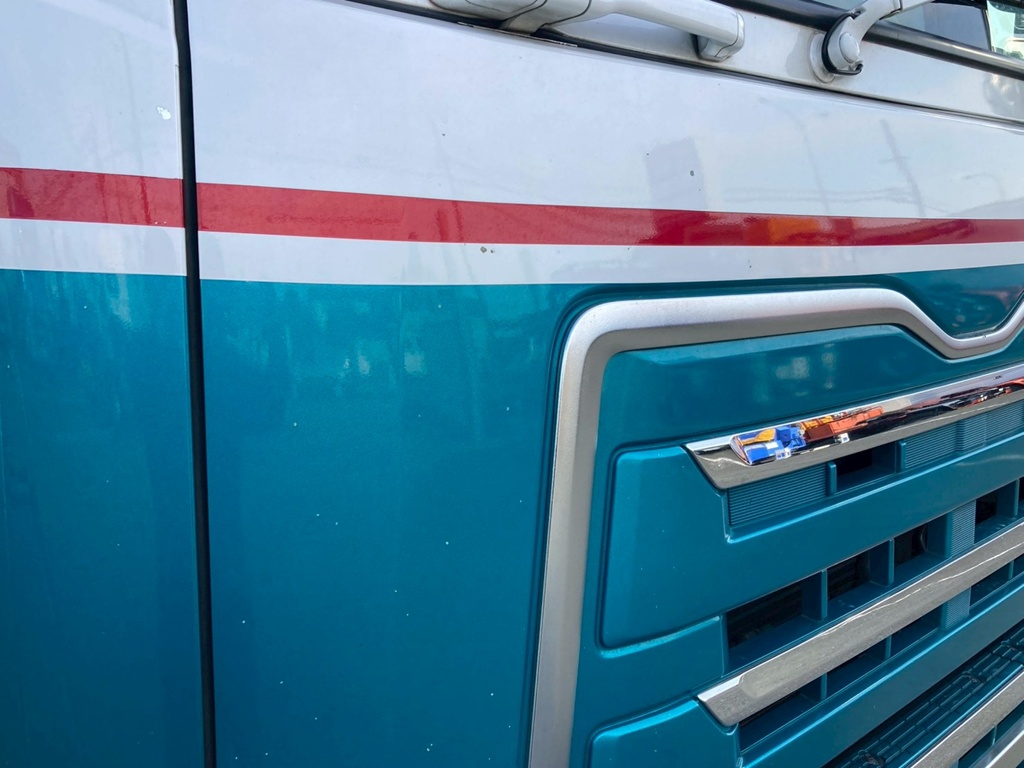 フロントパネルに飛びキズが点々と有ります|UDトラックス クオン 2PG-CG5CAの写真17