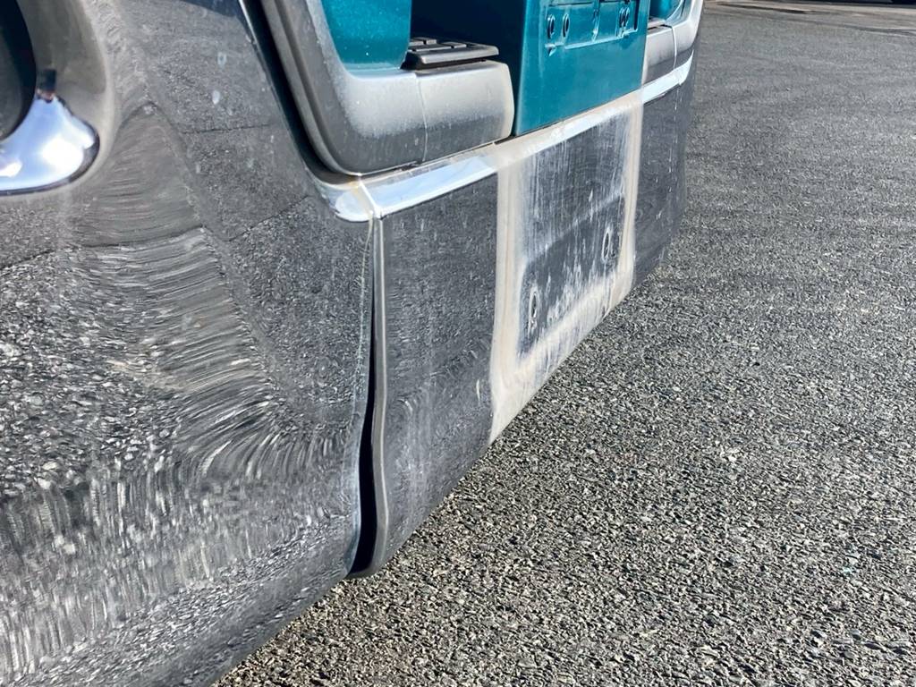 フロントバンバーに曲り、ズレが有ります|UDトラックス クオン 2PG-CG5CAの写真18