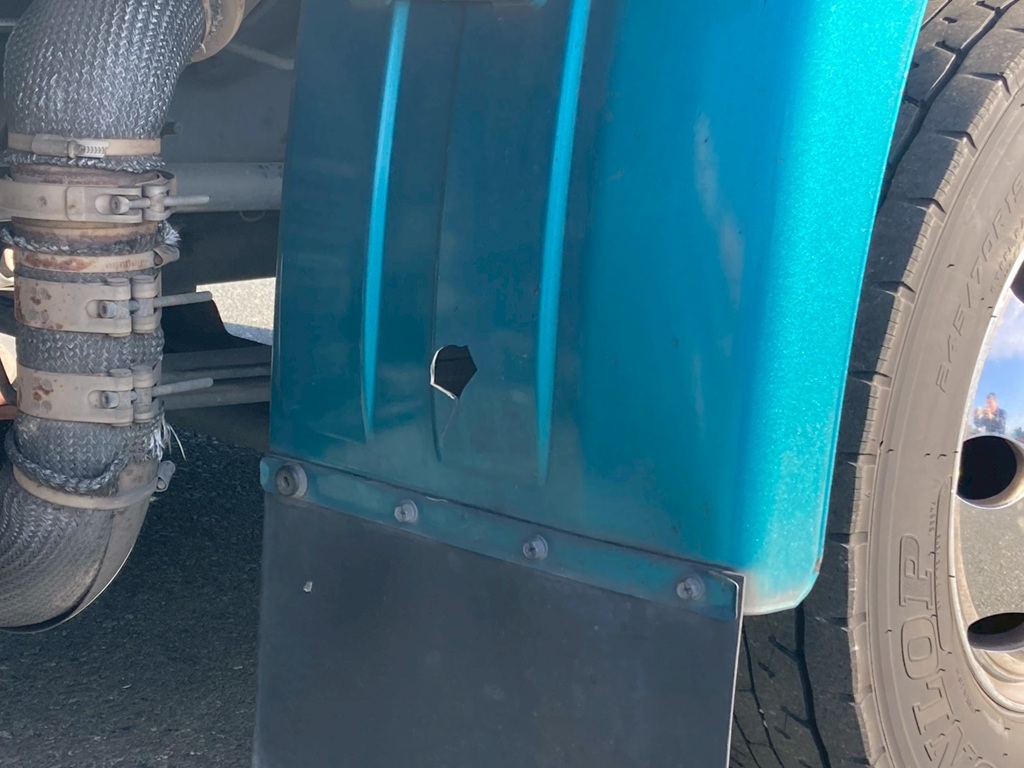 右キャブフェンダーに穴開きが有ります|UDトラックス クオン 2PG-CG5CAの写真20