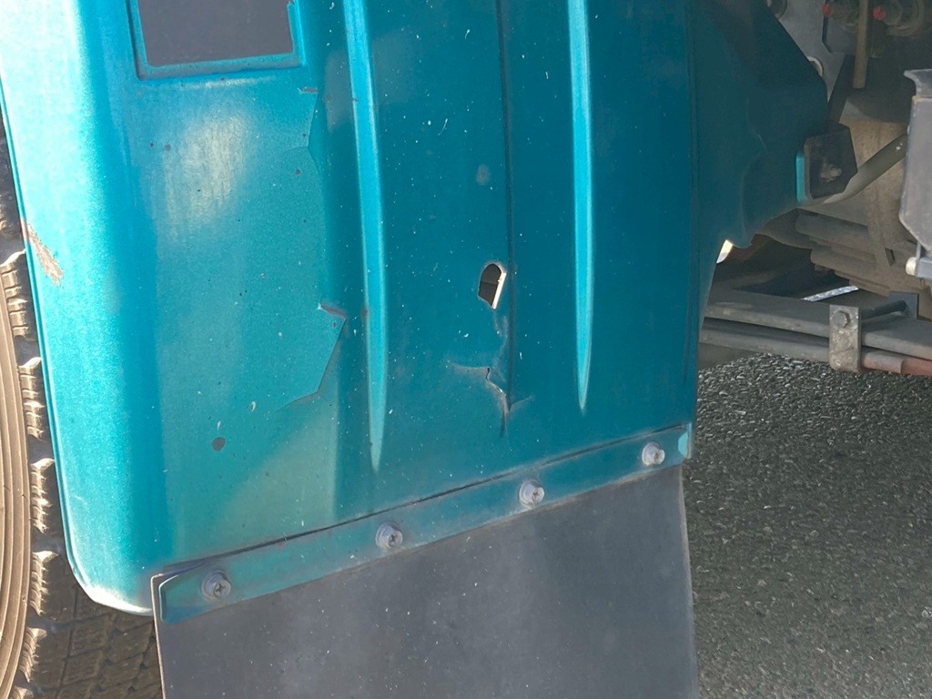 左キャブフェンダーにも穴、割れが有ります|UDトラックス クオン 2PG-CG5CAの写真21