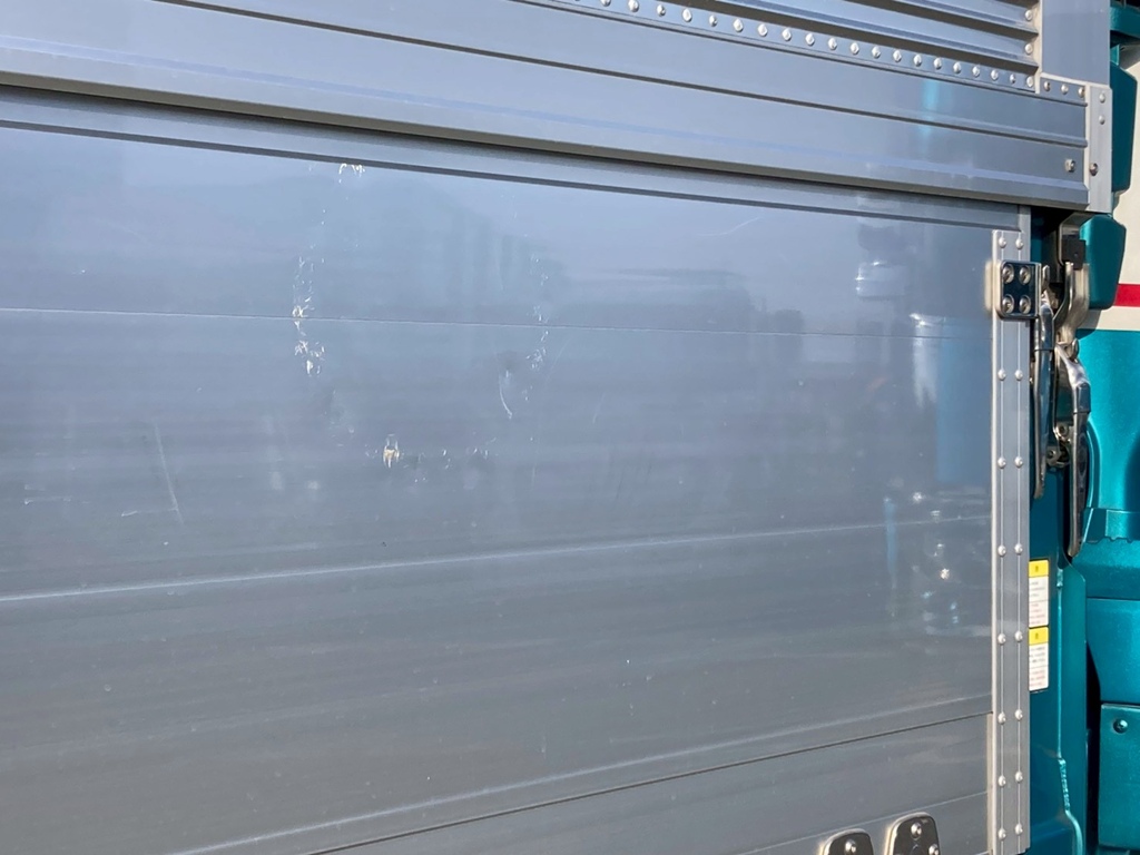 アルミアオリにキズ凹みがあります|UDトラックス クオン 2PG-CG5CAの写真22