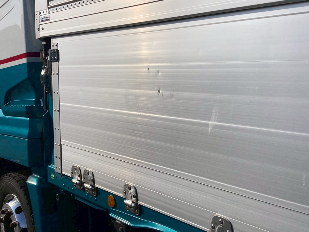 左アルミアオリにもキズ、凹み|UDトラックス クオン 2PG-CG5CAの写真23