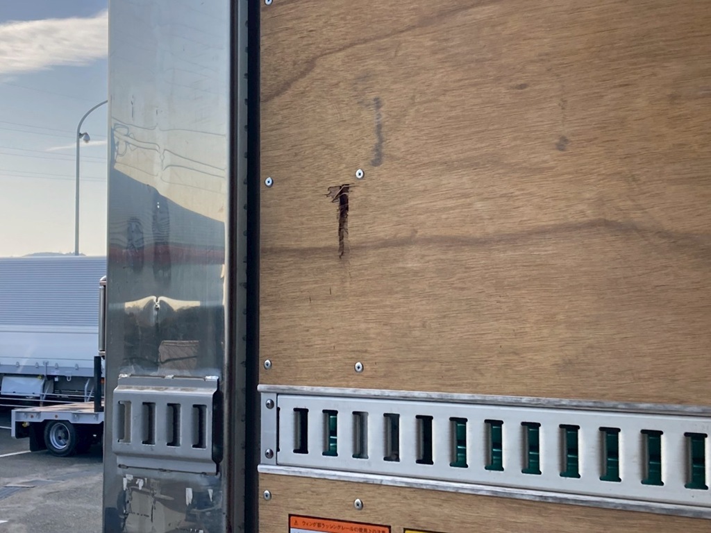 ウイング内張りに割れキズが有ります|UDトラックス クオン 2PG-CG5CAの写真27
