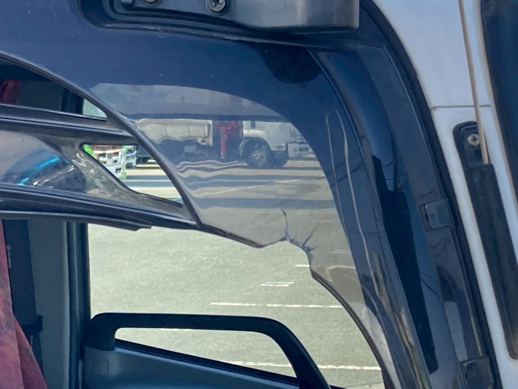 運転席側バイザーに割れが有ります|UDトラックス クオン 2PG-CG5CAの写真15