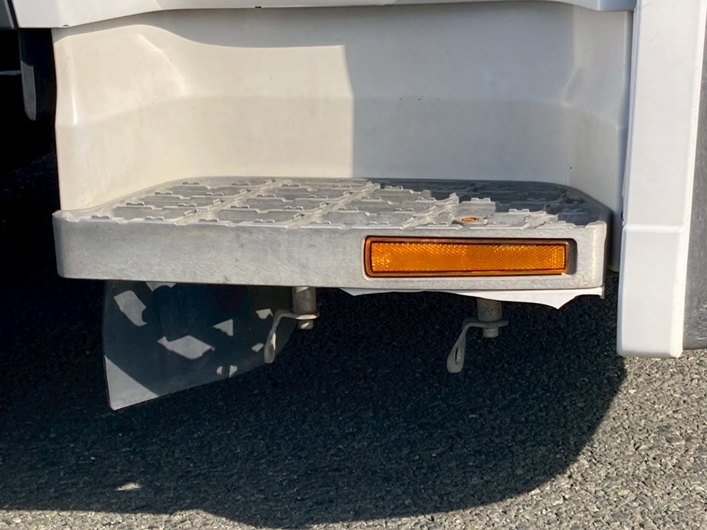 運転席側ステップ下が欠損してます|UDトラックス クオン 2PG-CG5CAの写真16