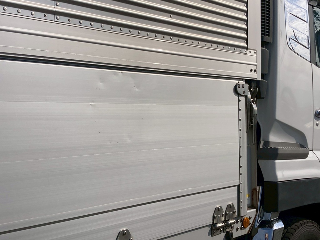 右アルミアオリにホイルキズが有ります|UDトラックス クオン 2PG-CG5CAの写真17